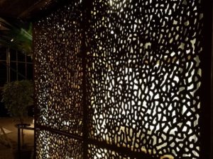 Beautiful structured screen @thefairmontparkhorticulturecenter #veryspecialwedding #spectaculargreenhouses #loveintheair #finaleerini #gardenscreens #fairmontpark #gardendesign