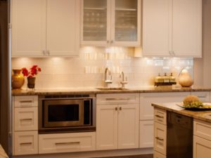 Shaker style @theplainandfancy cabinetry and stainless appliances in our client’s new transitional kitchen! #shakercabinets #whitekitchen #designnj #newjerseykitchenmakeover #newjerseykitchensdesign #woodfloors #stainlessappliances