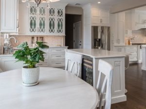 Cozy table view of our client’s beautiful new kitchen!
#kitchendesign #newjerseykitchenremodeler #designnj #newjerseykitchenandbath #whitecabinets #kitchenlighting #glassdoorcabinet #kitchenseating