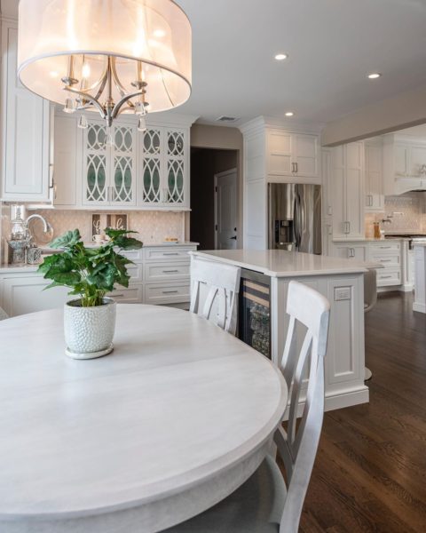 Cozy table view of our client’s beautiful new kitchen!
#kitchendesign #newjerseykitchenremodeler #designnj #newjerseykitchenandbath #whitecabinets #kitchenlighting #glassdoorcabinet #kitchenseating