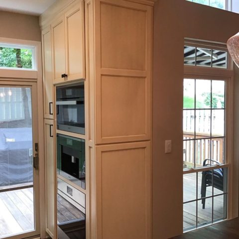 Swipe 👉🏼 to see creative storage solutions in our client’s renovated kitchen!
#njkitchenremodeler #designnj #njdesigner #kitchendesign #kitchenstorageideas #kitchenstorage #newjerseydesign #newjerseykitchendesign #hiddenstorage