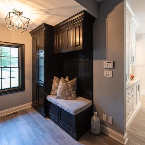 We love this cozy mudroom area off our client’s newly renovated kitchen!
#mudroom #blackcabinets #newjerseykitchenremodel #newjerseydesign #njkitchenremodeler #designnj #mudroomideas