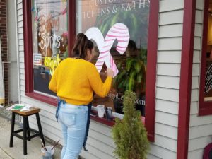 Holiday window painting underway @downtownhightstown. Tis the season!
#holidaydecor #downtownhightstown #paintingcontest #holidaywindows #studentpainters