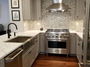 Love the stainless farm sink in our client’s newly renovated kitchen!#njkitchens #newjerseykitchenandbathshowroom #designnj #newjerseydesign #stainlessfarmsink #stainlessappliances #hhappliance #chimneyhood #woodfloors