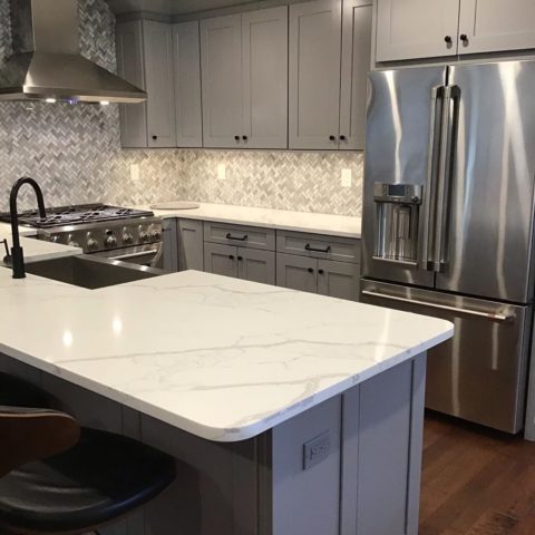 Quartz countertops, an excellent alternative to marble for a more durable, timeless look!
#quartzcountertops #marblelook #njkitchens #newjerseykitchenremodel #designnj #newjerseykitchenandbathshowroom #stainlessappliances #graycabinets #woodfloors