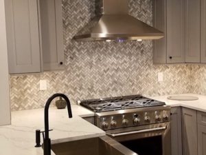 Love the matte black faucet in our client’s newly renovated kitchen!#blackfaucet #njkitchenrenovation #newjerseykitchenandbath #designinspiration #njdesign #njinteriordesign #stainlessfarmsink #quartzcountertops #stainlessappliances