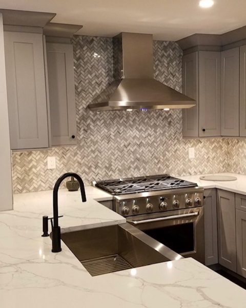 Love the matte black faucet in our client’s newly renovated kitchen!
#blackfaucet #njkitchenrenovation #newjerseykitchenandbath #designinspiration #njdesign #njinteriordesign #stainlessfarmsink #quartzcountertops #stainlessappliances