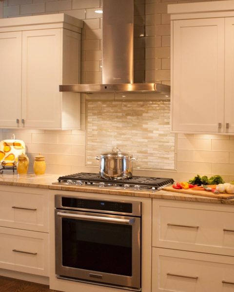 Our client loves this stainless modern chimney style hood! We’ll be sharing some other client favorites..stay tuned!
#chimneyhood #stainlesshood #faberhoods #hhappliance #whitecabinets #woodfloors #stainlessappliances